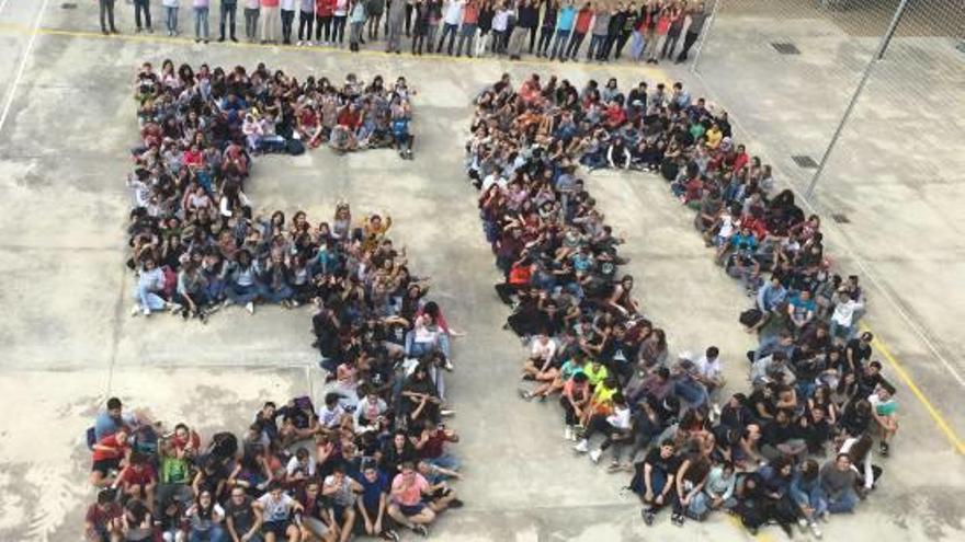 L&#039;alumnat de l&#039;institut formant un número 50, davant d&#039;una línia formada pel professorat.