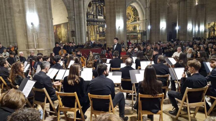 La catedral se llenó para vivir el Tota Pulchra | DIÓCESIS DE HUESCA