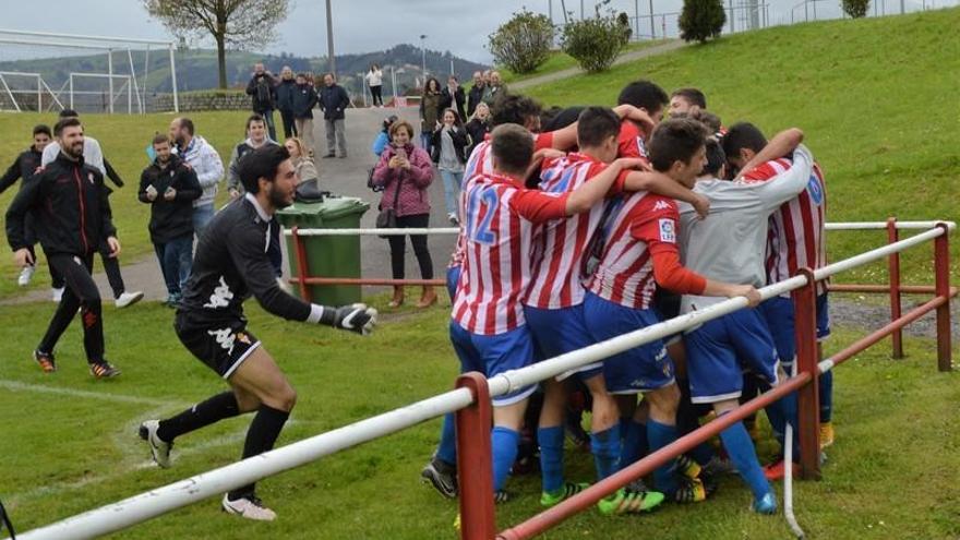 Los jugadores del Sporting juvenil celebran el gol que les clasificó para la Copa del Rey. rsg