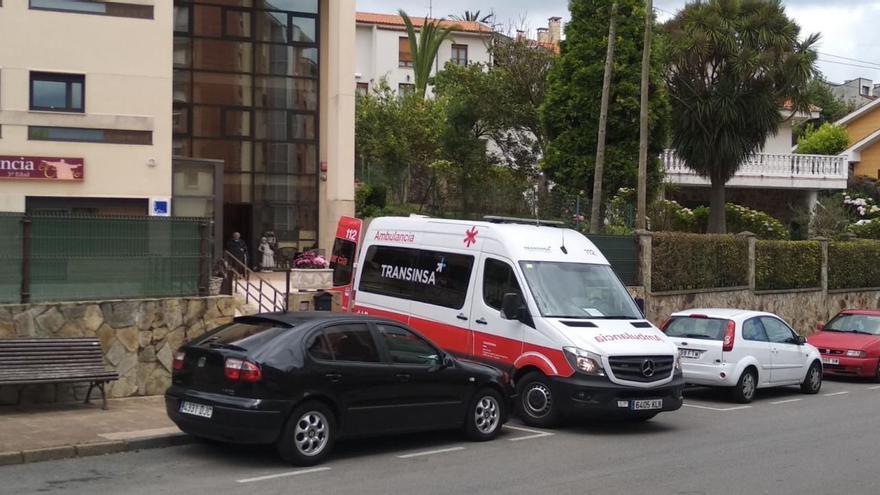 Una ambulancia delante de la residencia de Candás, dispuesta para el traslado de los ancianos.