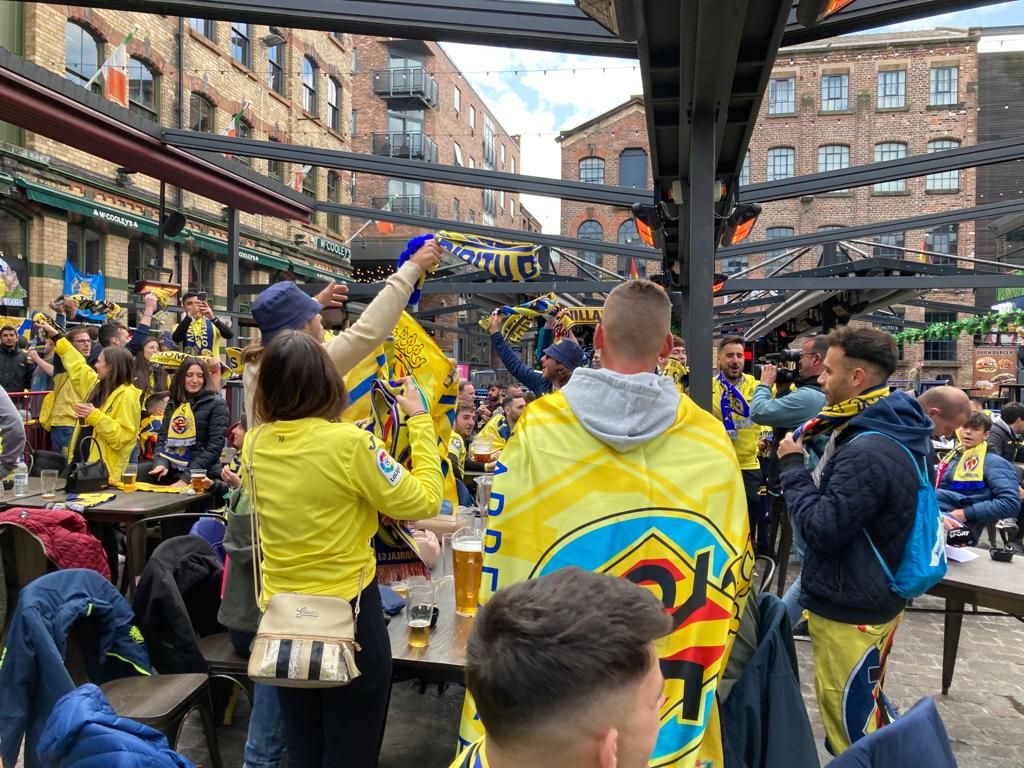 La afición del Villarreal tiñe Liverpool de amarillo