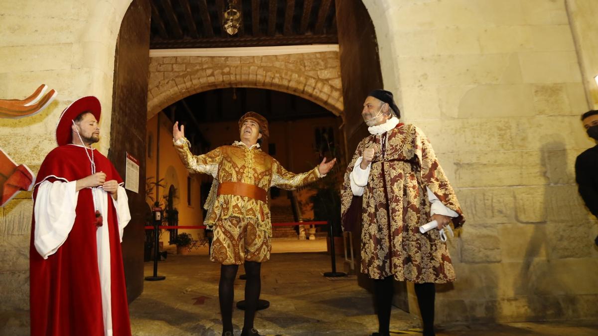 Imagen de una visita teatralizada en el Palau Ducal