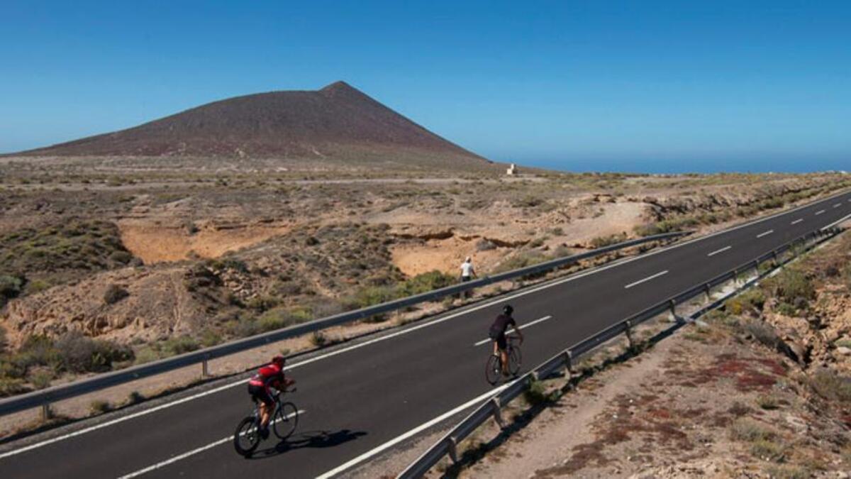 Ciclistas en la carretera de El Médano a Los Abrigos.