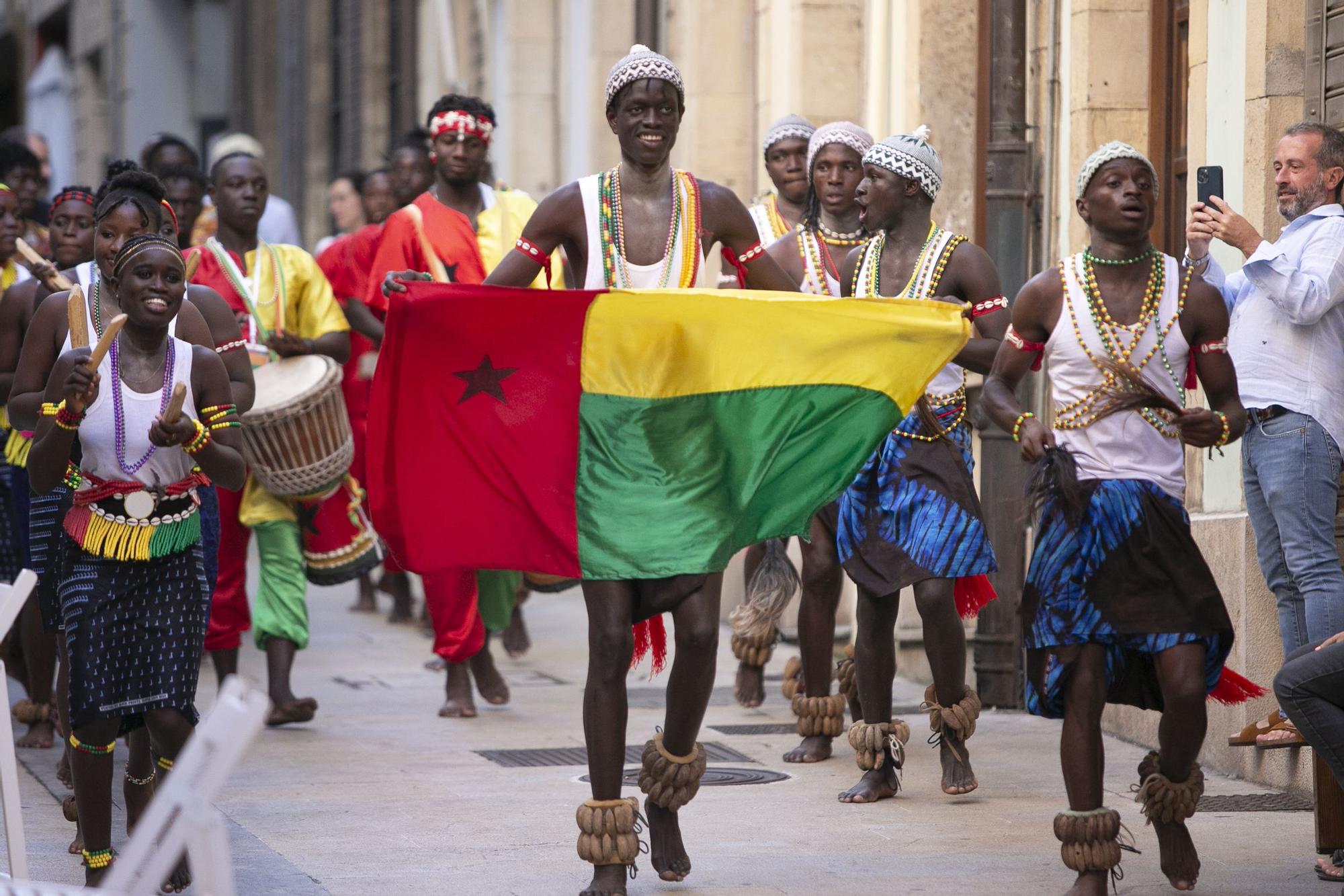 El festival de música y danzas populares llena las calles de Avilés de color