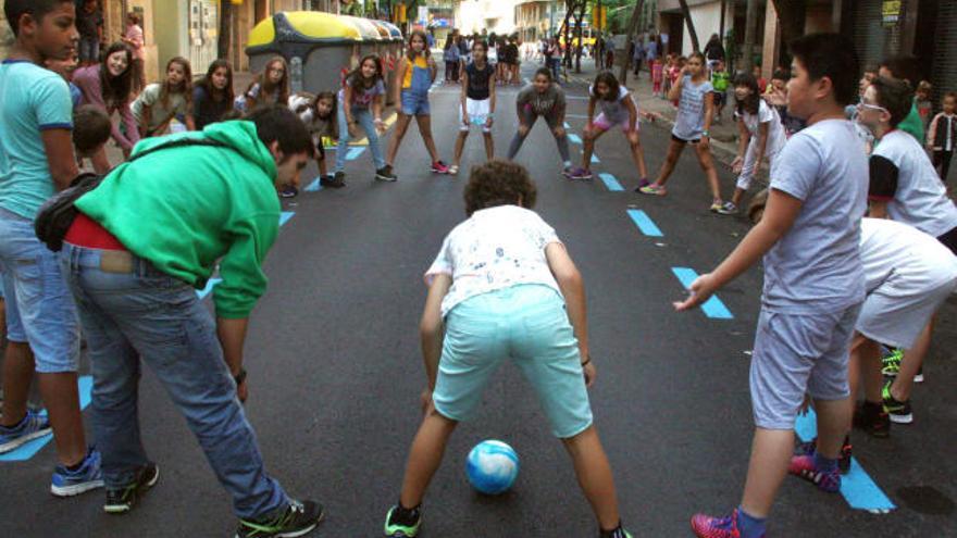 Nens de l&#039;escola Masmitjà jugant al carrer Joan Maragall de Girona