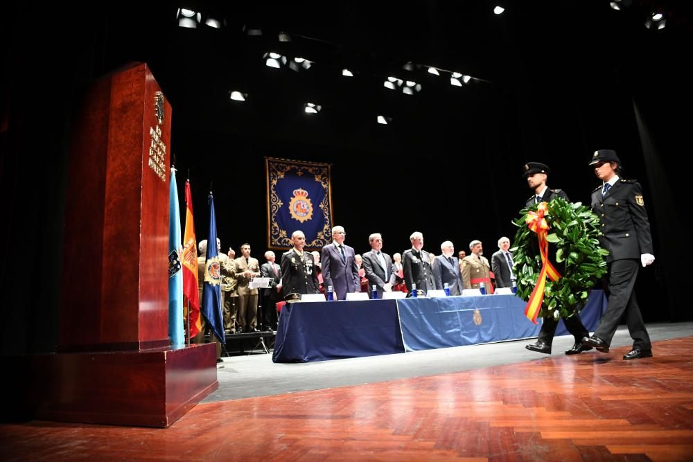 El acto institucional, en el Teatro Rosalía de Castro, ha sido presidido por el Delegado del Gobierno en Galicia.
