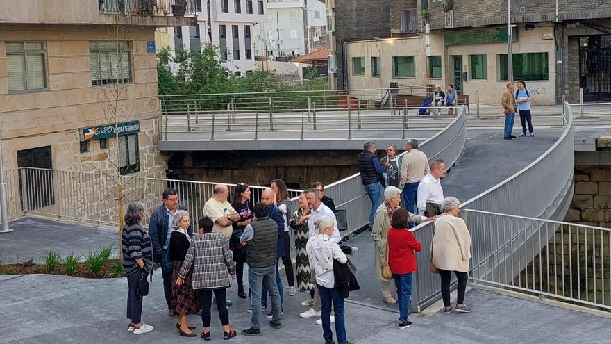 Visita del PSOE con vecinos a la zona reformada en Rosalía de Castro