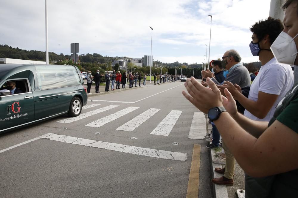 Más de mil personas despiden al hostelero gijonés Floro Gordillo con una cadena humana.