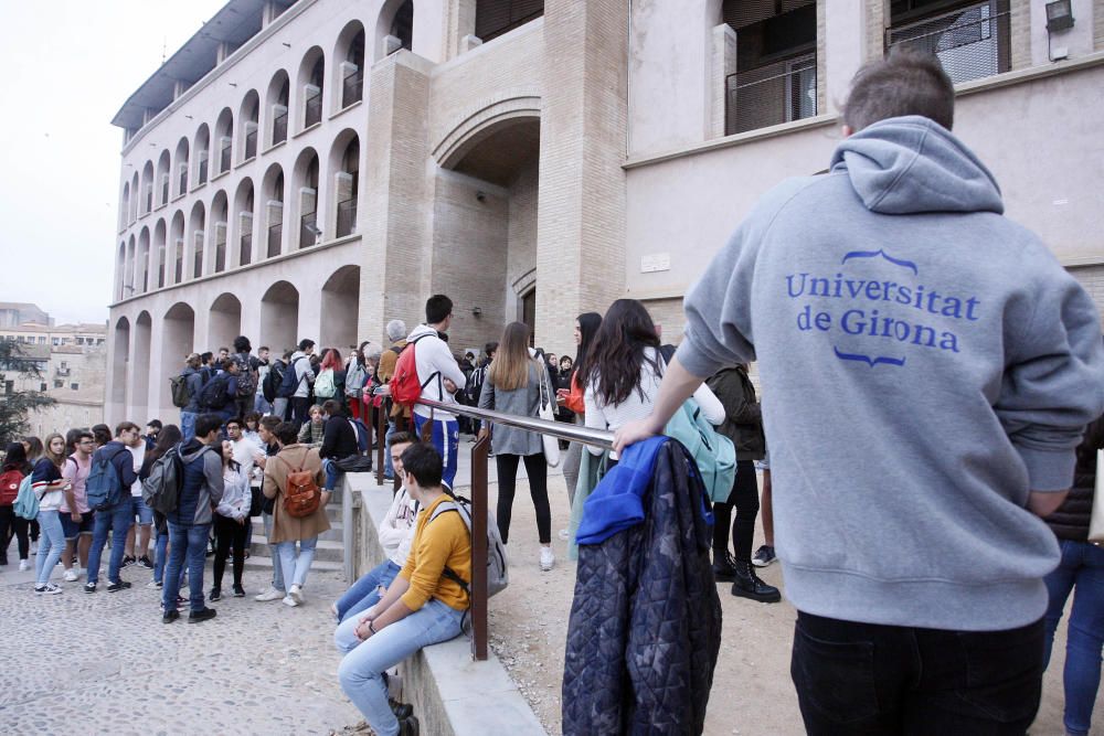 Piquets impedeixen l'accés dels alumnes a la UdG