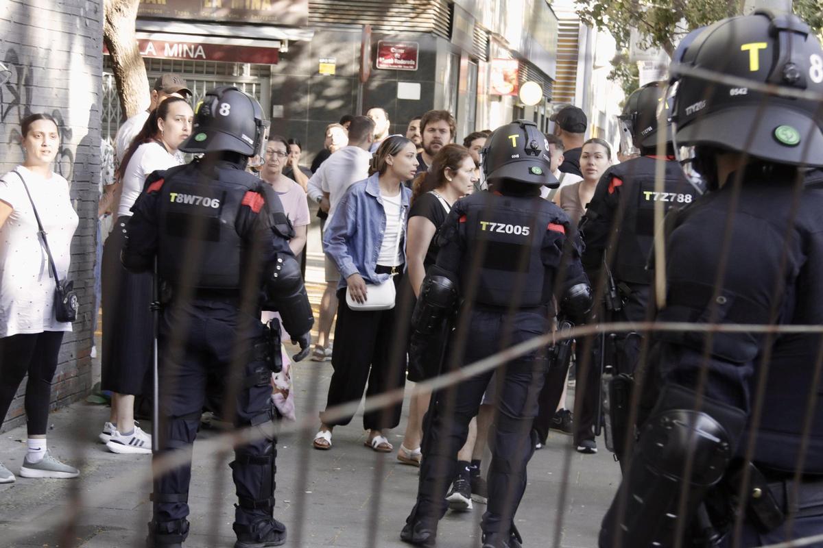 Protesta en La Mina contra el desahucio de tres familias