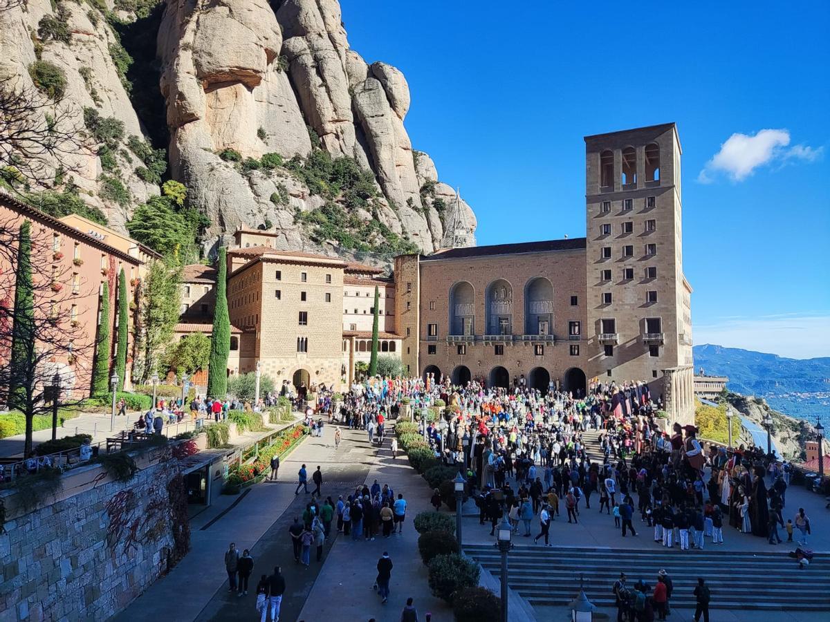L'esplanada de Montserrat plena per veure els gegants