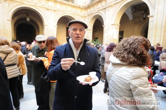 Reparto de boniatos en el Palacio Episcopal por San Fulgencio