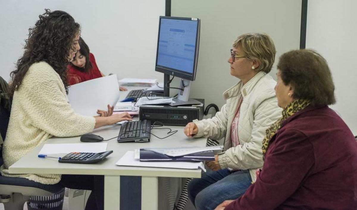 Hacienda refuerza su asistencia preventiva para evitar errores en la Declaración de la Renta.