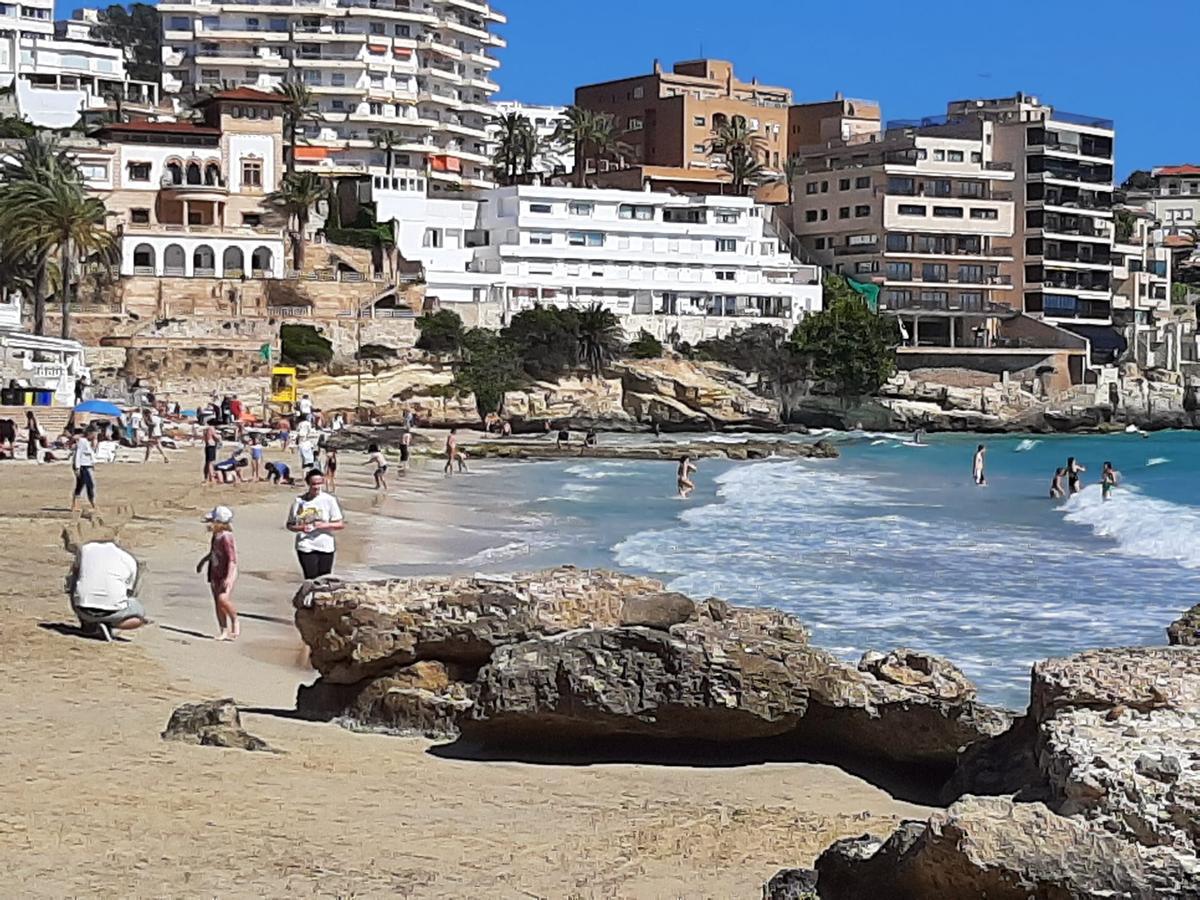 FOTOS | El buen tiempo llena Cala Major de bañistas y deja los primeros chapuzones del año en Palma FOTOS | El buen tiempo llena Cala Major de bañistas y deja los primeros chapuzones del año en Palma