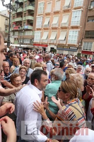 Cientos de personas protestan frente al Ayuntamiento de Cartagena por el pacto entre PP, PSOE y Cs