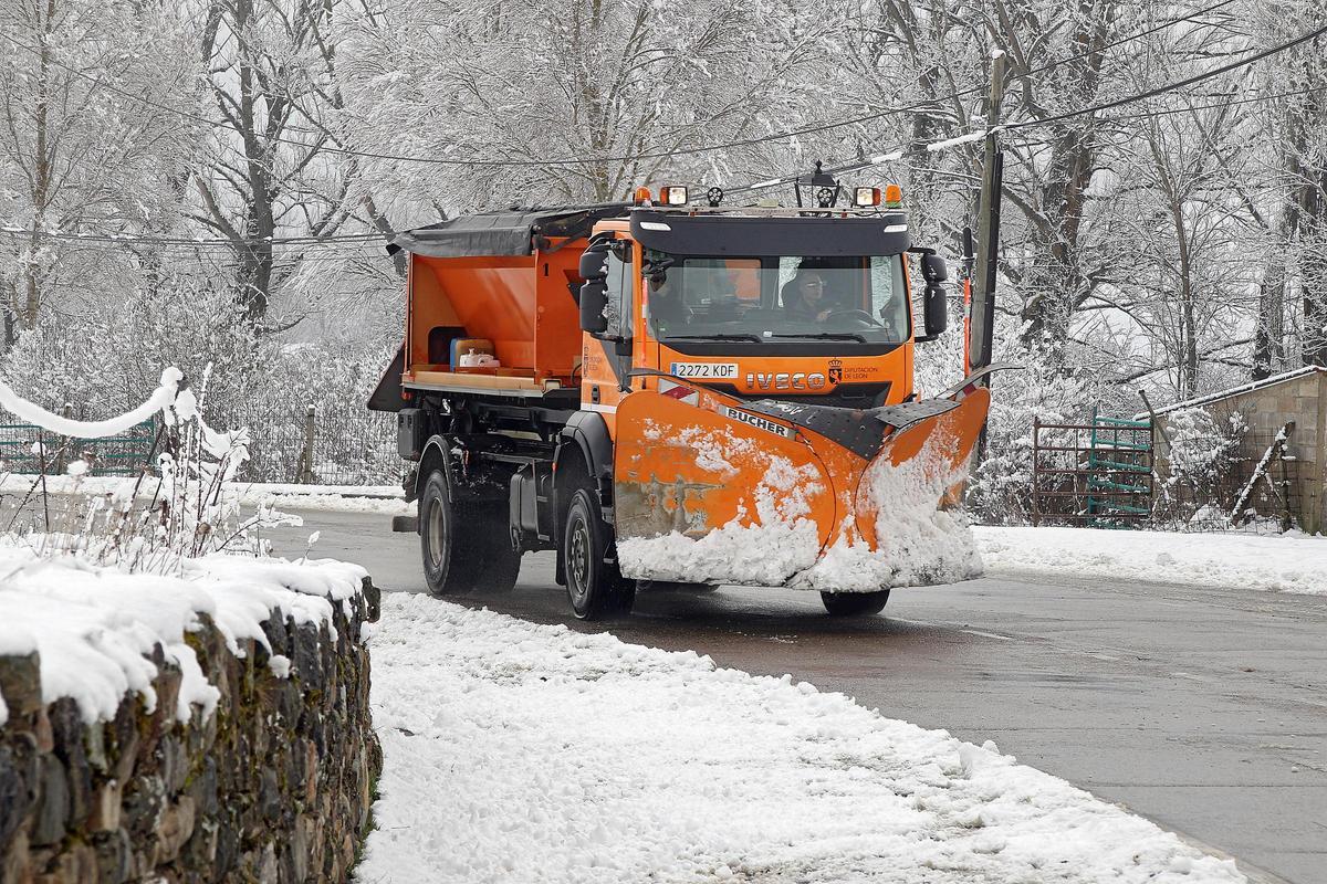Una máquina quitanieves actúa en una carretera de León durante el pasado invierno