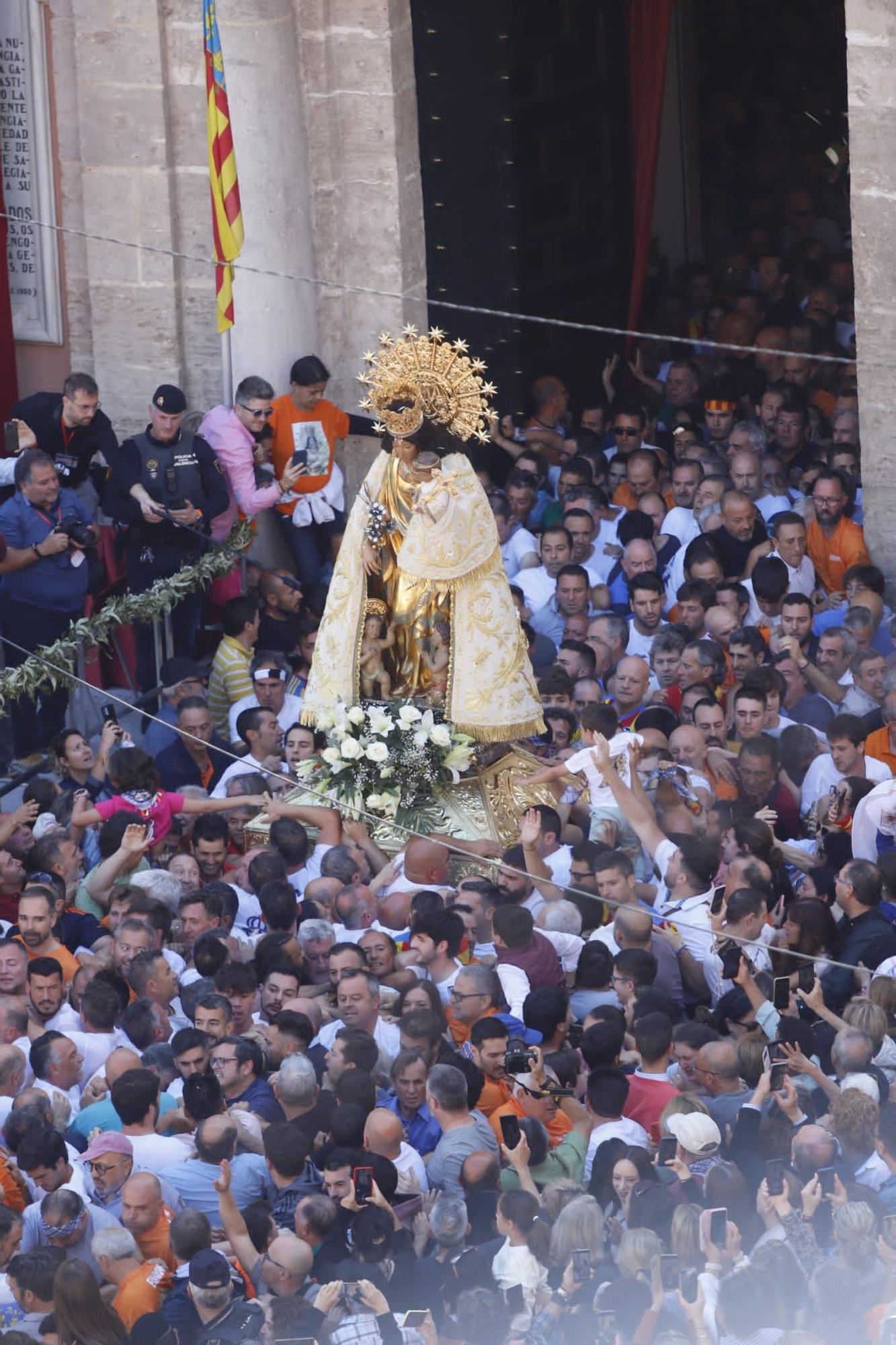 Muchos valencianistas acompañan a la Virgen de los Desamparados en su Traslado