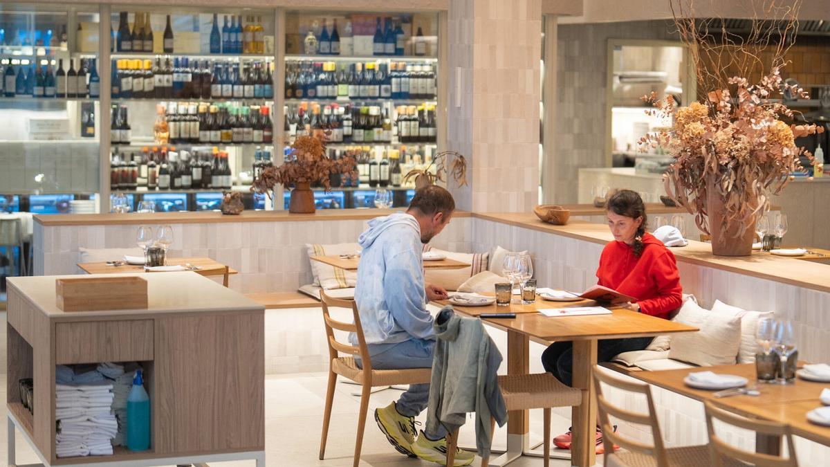 Dos comensales, en el restaurante Nuara.