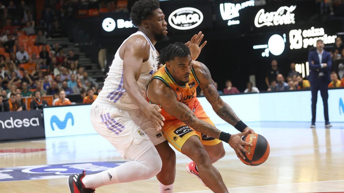 Yabusele y Jones, en una acción del partido en La Fonteta