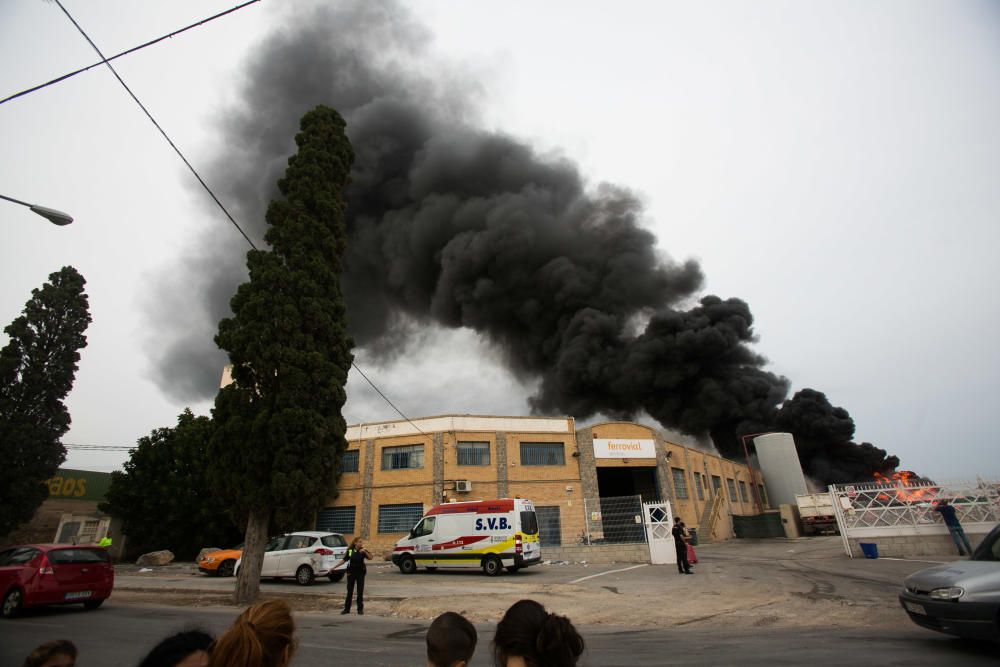 Más de una veintena de bomberos trabajaban anoche para sofocar el complicado incendio.