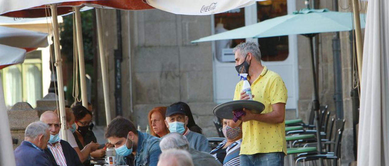 Una terraza en la Praza Maior de Ourense. |   // IÑAKI OSORIO