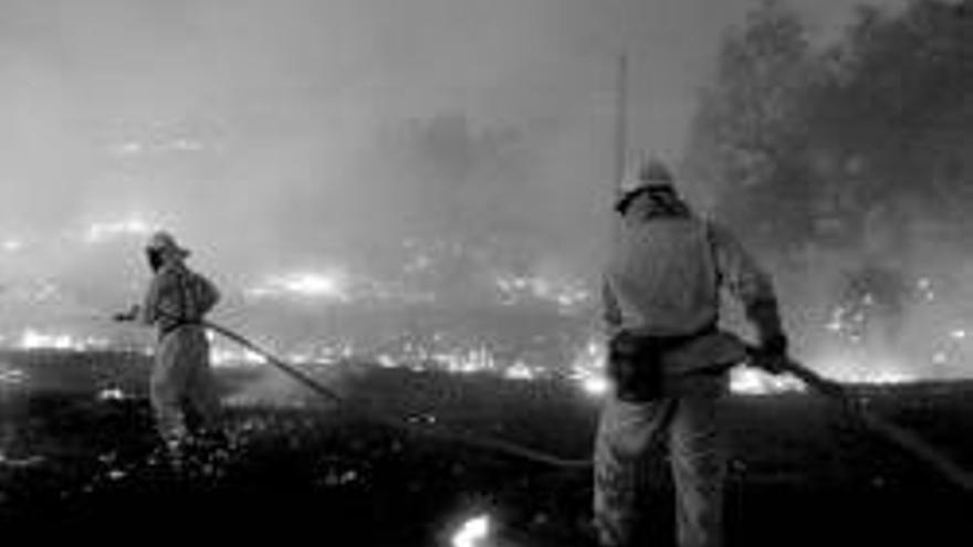 El viento huracanado da alas a los incendios de Los Angeles