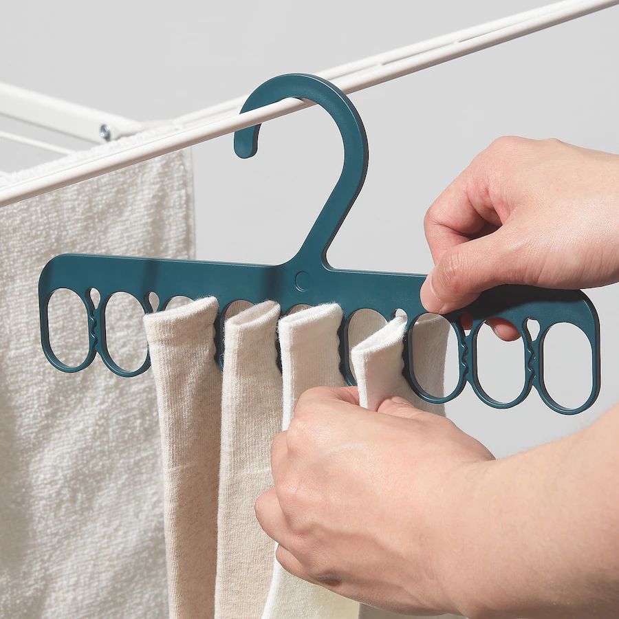 Armarios Ikea | Una percha muy versátil con pinzas para colgar calcetines