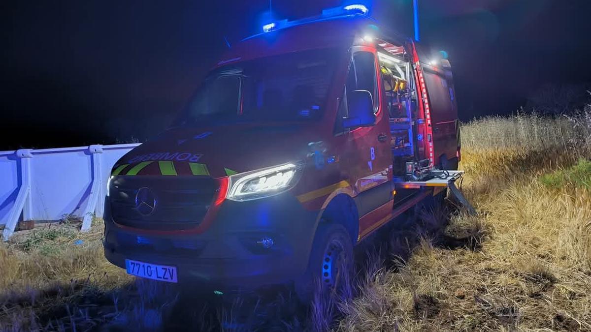 Un vehículo de Bombers de Mallorca en la finca donde ocurrieron los hechos.