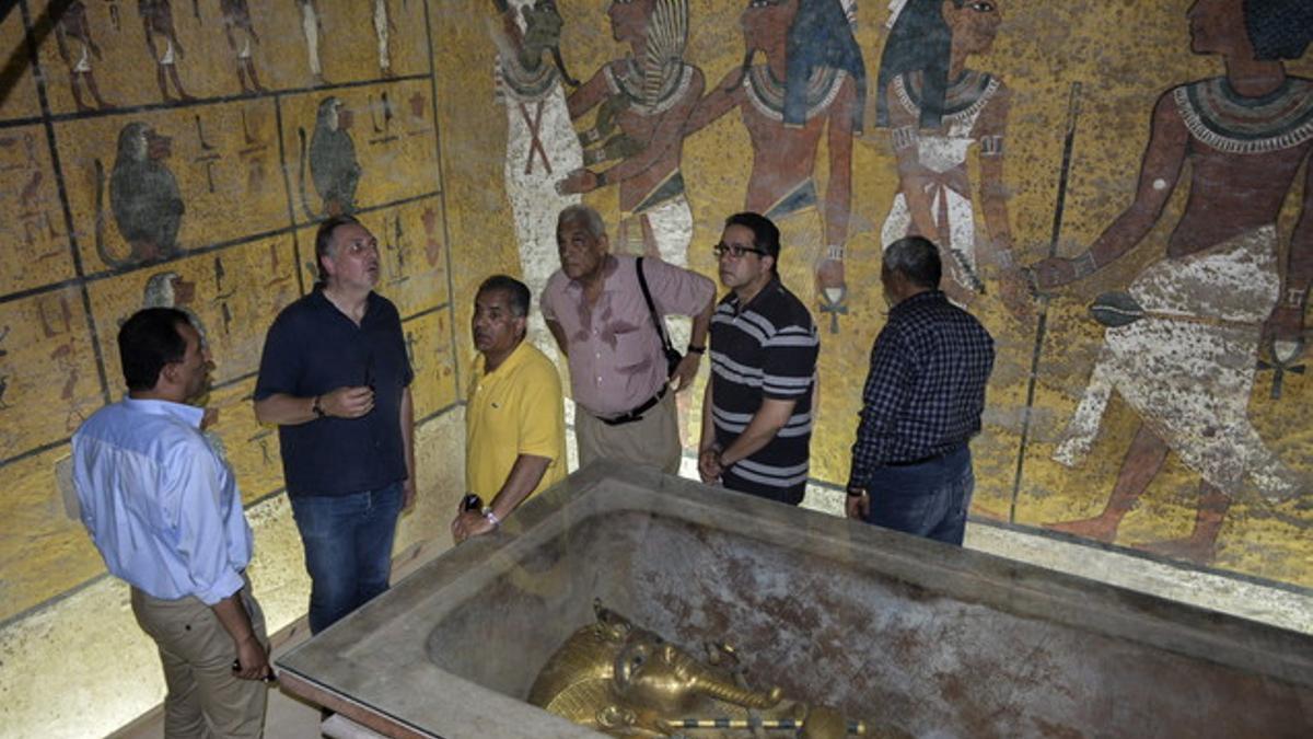 El egiptólogo británico Nicholas Reeves (segundo por la izquierda) habla con el ministro egipcio de Antigüedades, Mamduh al Damati (de amarillo), en la sala de la sepultura del rey Tutankamón, en Luxor, este lunes.