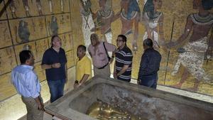  El egiptólogo británico Nicholas Reeves (segundo por la izquierda) habla con el ministro egipcio de Antigüedades, Mamduh al Damati (de amarillo), en la sala de la sepultura del rey Tutankamón, en Luxor, en septiembre del 2015.