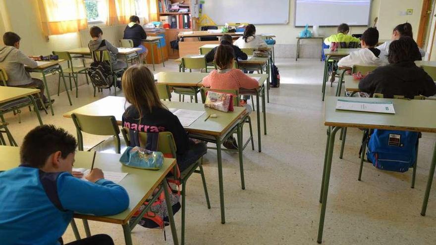 Alumnos en un aula durante una clase.