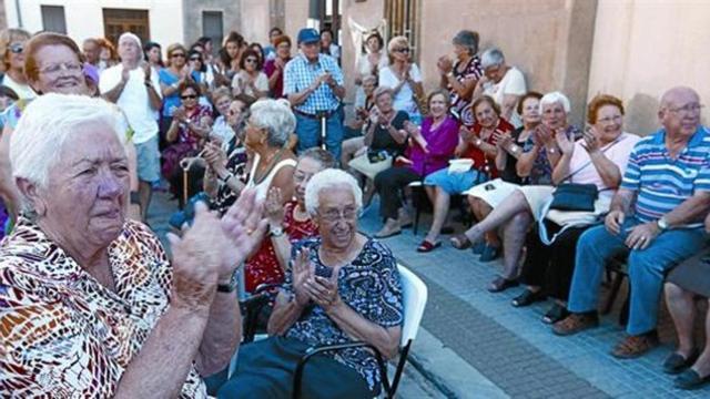 Alegría 8Vecinos de la Colònia Güell celebran la 'victoria' sobre la Conselleria de Salut.