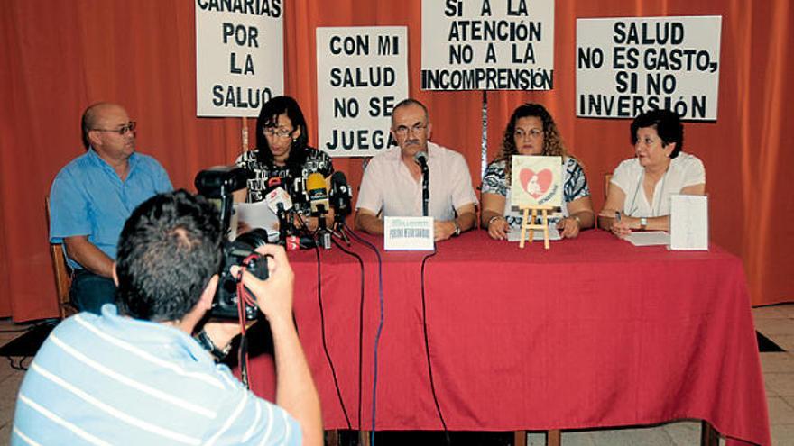 Gregorio Nicolás (Adila), Carmen Arrocha (Afol), Manuel Ruiz (Afa), Matilde Molina (Afibrolan) y Laura Hernández (Adislan) en la Democracia.