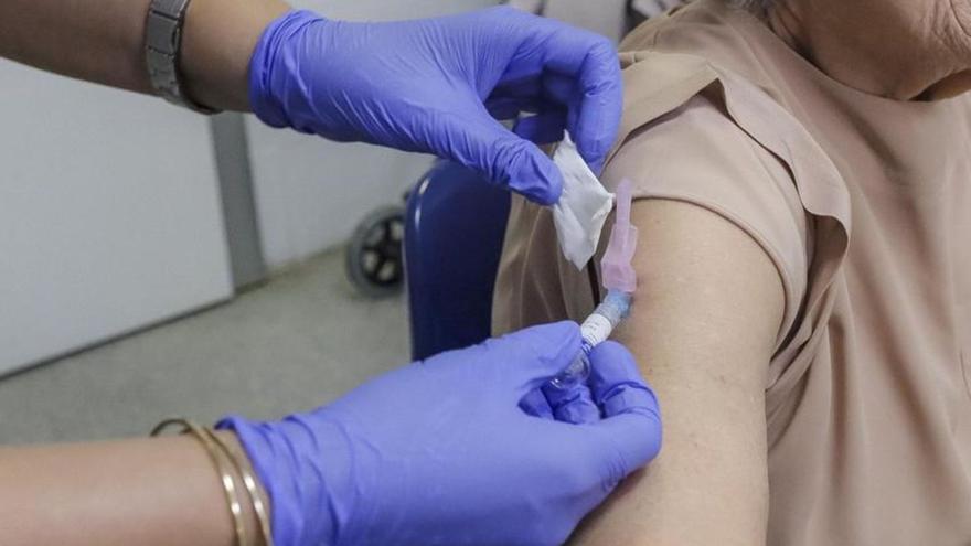 La cobertura de la cuarta dosis de la vacuna combinada de la gripe y la covid fue muy baja.  | DM
