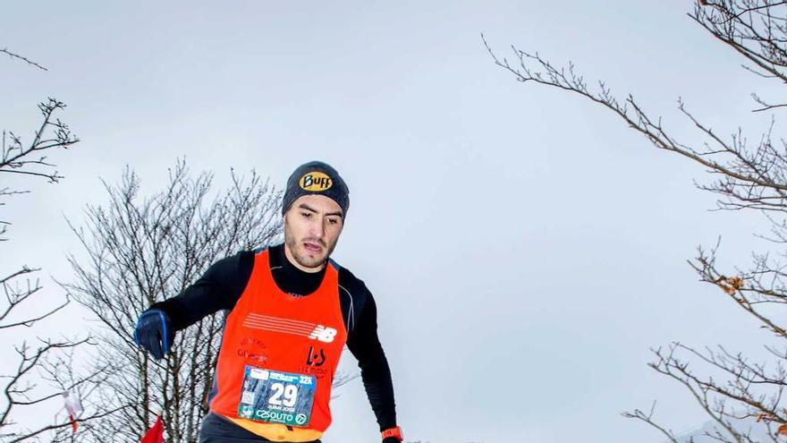 Uno de los corredores de la carrera &quot;Puerta de Muniellos&quot; en la pasada edición de la prueba.