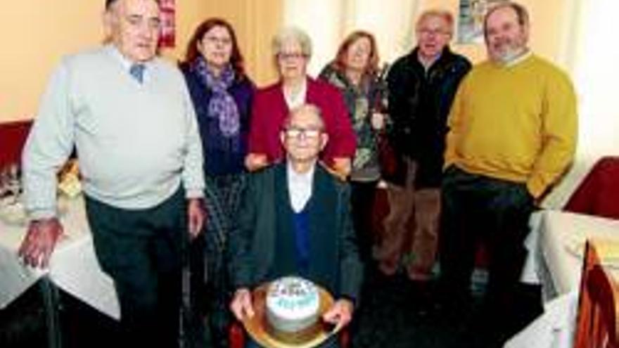 Eufrasio Mariscal, antiguo minero, alcanza los 100 años rodeado de amigos en Aldea Moret