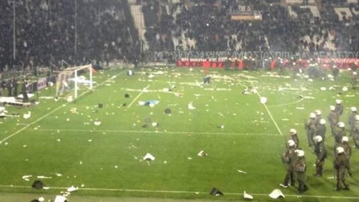 Así quedó el terreno de juego tras la invasión de campo en el PAOK-Olympiacos