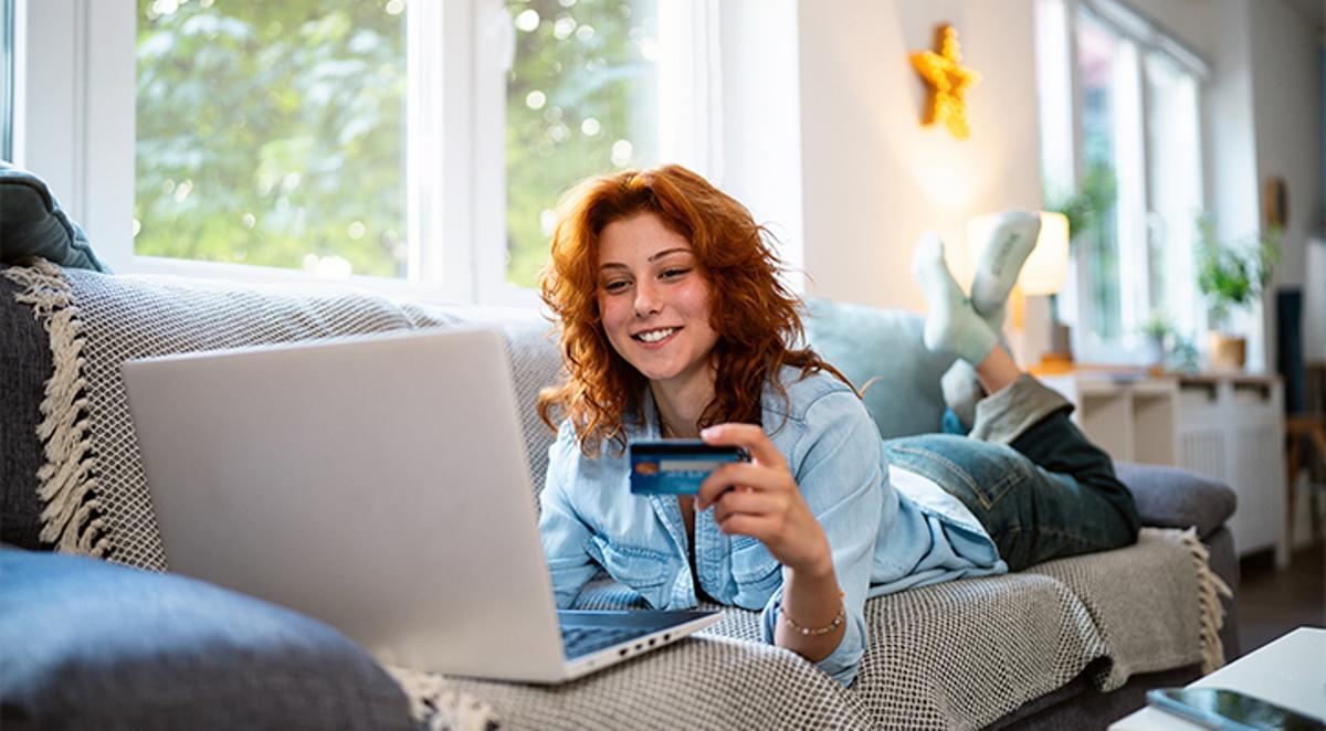 Una joven realiza unas compras a través de internet