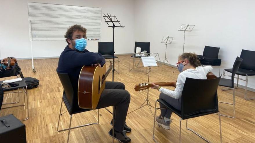Una clase de guitarra en una de las salas de la nueva biblioteca.