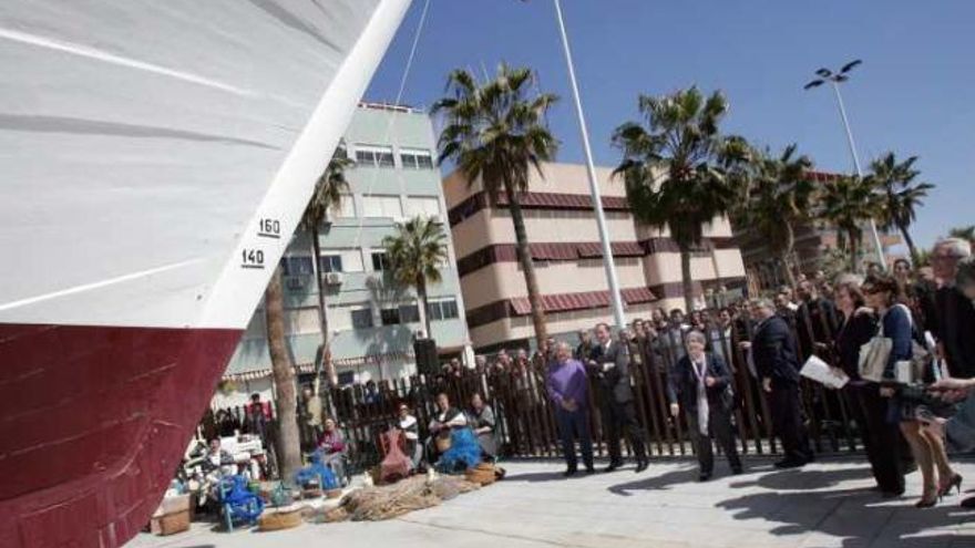 El pesquero fue botado ayer en seco ante la presencia de invitados y autoridades.