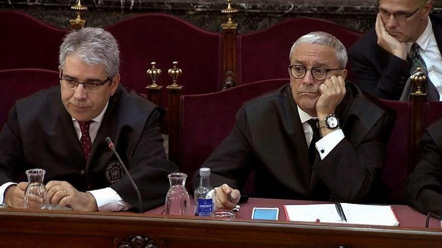 Los abogados Francesc Homs y Javier Melero (a la derecha); detrás, el acusado Raúl Romeva. // Efe