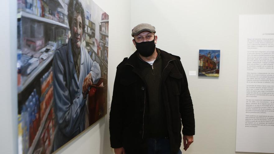 El Oviedo real y el “fantástico”, a ojos de Toño Velasco en la sala de exposiciones de la Universidad