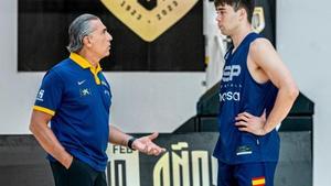 Sergio Scariolo habla con Juan Núñez tras incluirlo en la lista de 16 por la baja de Ricky Rubio