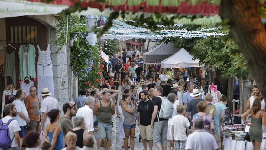 Una multitud recorre el centro de Valldemossa, entre puestos comerciales.