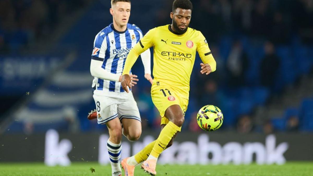 Thomas Lemar, a la imatge amb Turrientes, no té la clàusula de la por al contracte de cessió i podrà jugar contra l'Atlètic