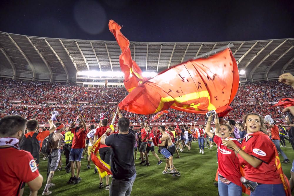 Los aficionados del Mallorca invaden el campo tras el pitido final