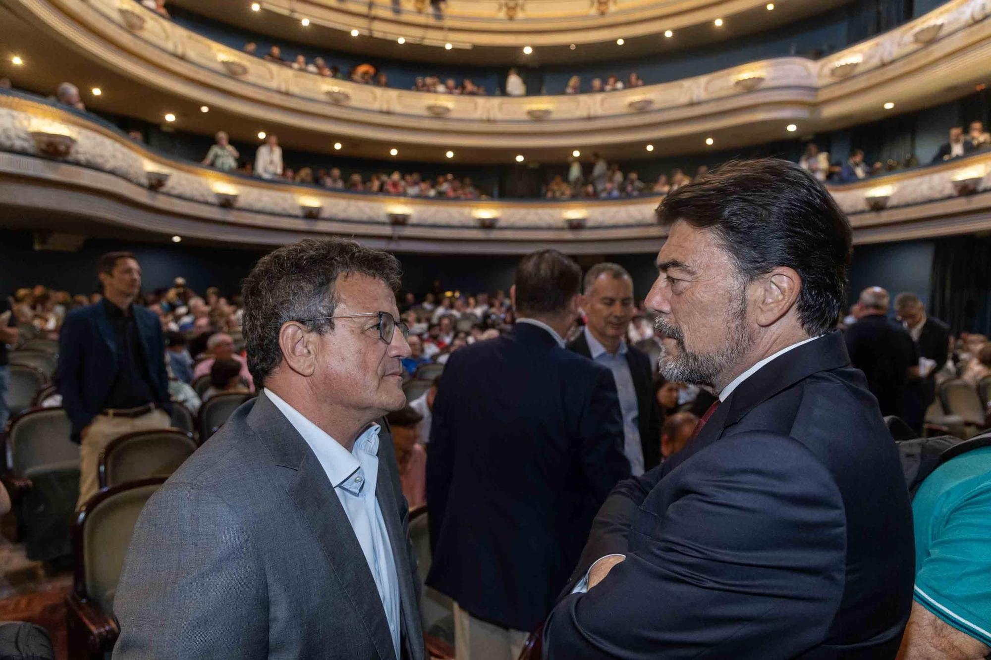 Manuel Escribano pronuncia el pregón de apertura de la Feria de Hogueras en el Teatro Principal de Alicante