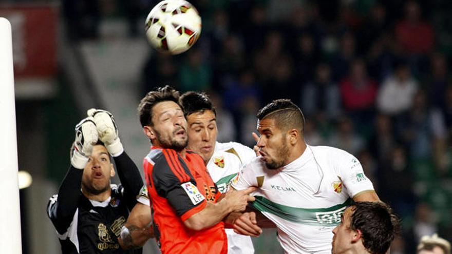 El Elche acaricia la permanencia tras derrotar a la Real Sociedad