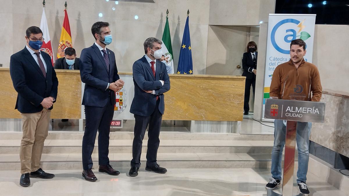 Álvaro Palacios recogiendo el premio Cátedra Aqualia.