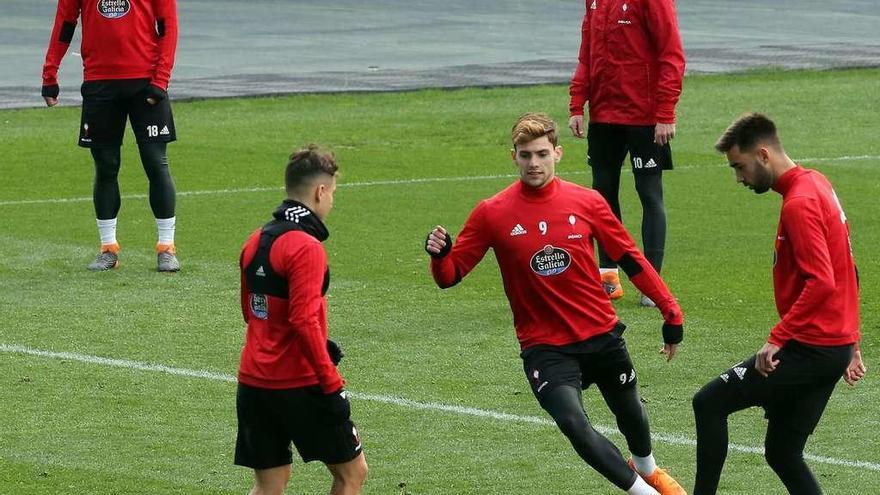 Daniel Wass, Emre Mor, Lucas Boyé, Aspas y Brais Méndez, ayer, en el entrenamiento en Balaídos. // Marta G.Brea